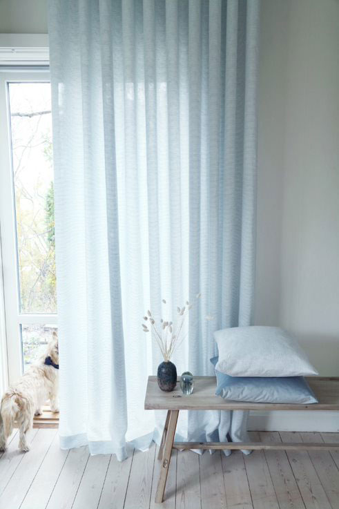 Lange lyseblå gardiner