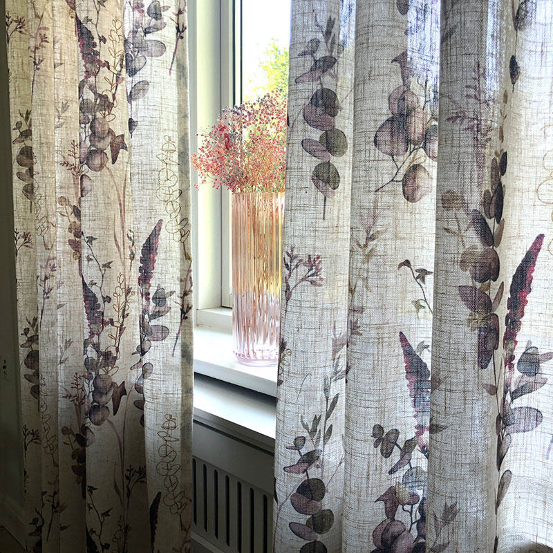 Beige gardiner med rosa og lille blade