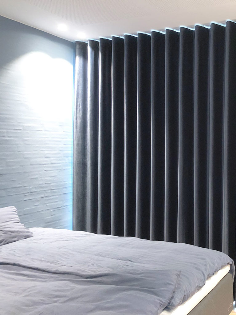 Blå mørklæggende gardiner i soveværelset